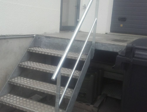 Galvaniseret trappe ved læsserampe