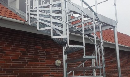 Terrasse med spindeltrappe til kunde i Daugaard